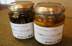 牡蠣＆チーズの燻製オリーブ漬け